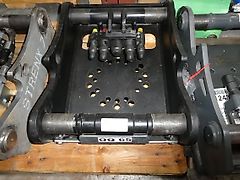 Oilquick - SW-Adapterplatte OQ 65 orig., 4 Leitungen - bestückt für AZ/ ASG - gebohrt für Drehkranz - ohne Block - SW-Identmaße: 65-440-530-440-65 - Bagger: 14t-22t